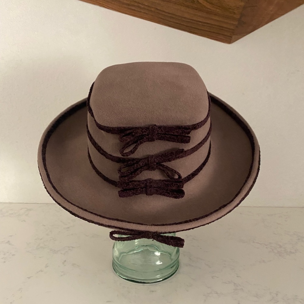 WOOL HAT BY SYLVIA RICHARDS NEW YORK